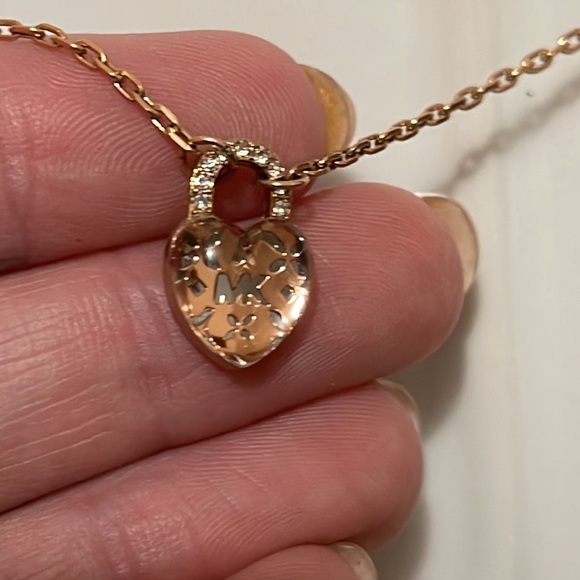 Michael Kors necklace, Rose Gold, heart shaped pendant on 18’ chain - Picture 4 of 8